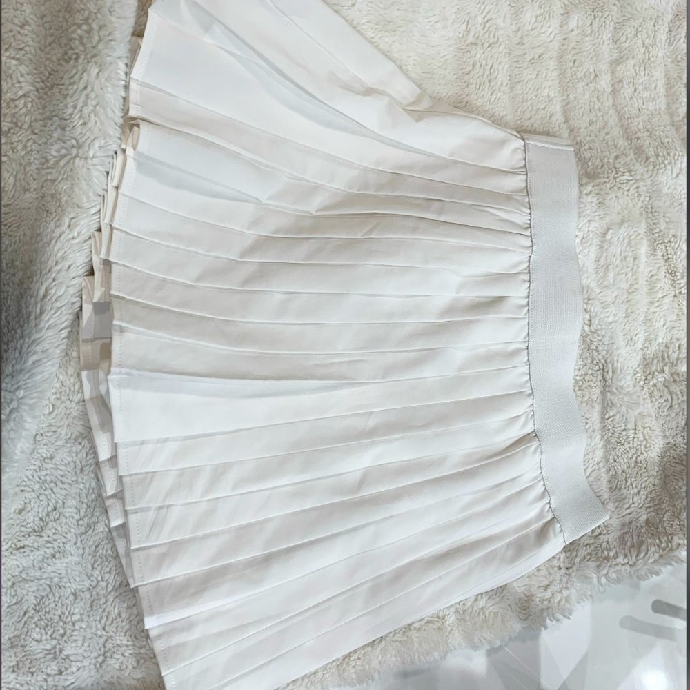 Veryj white flowy Skort